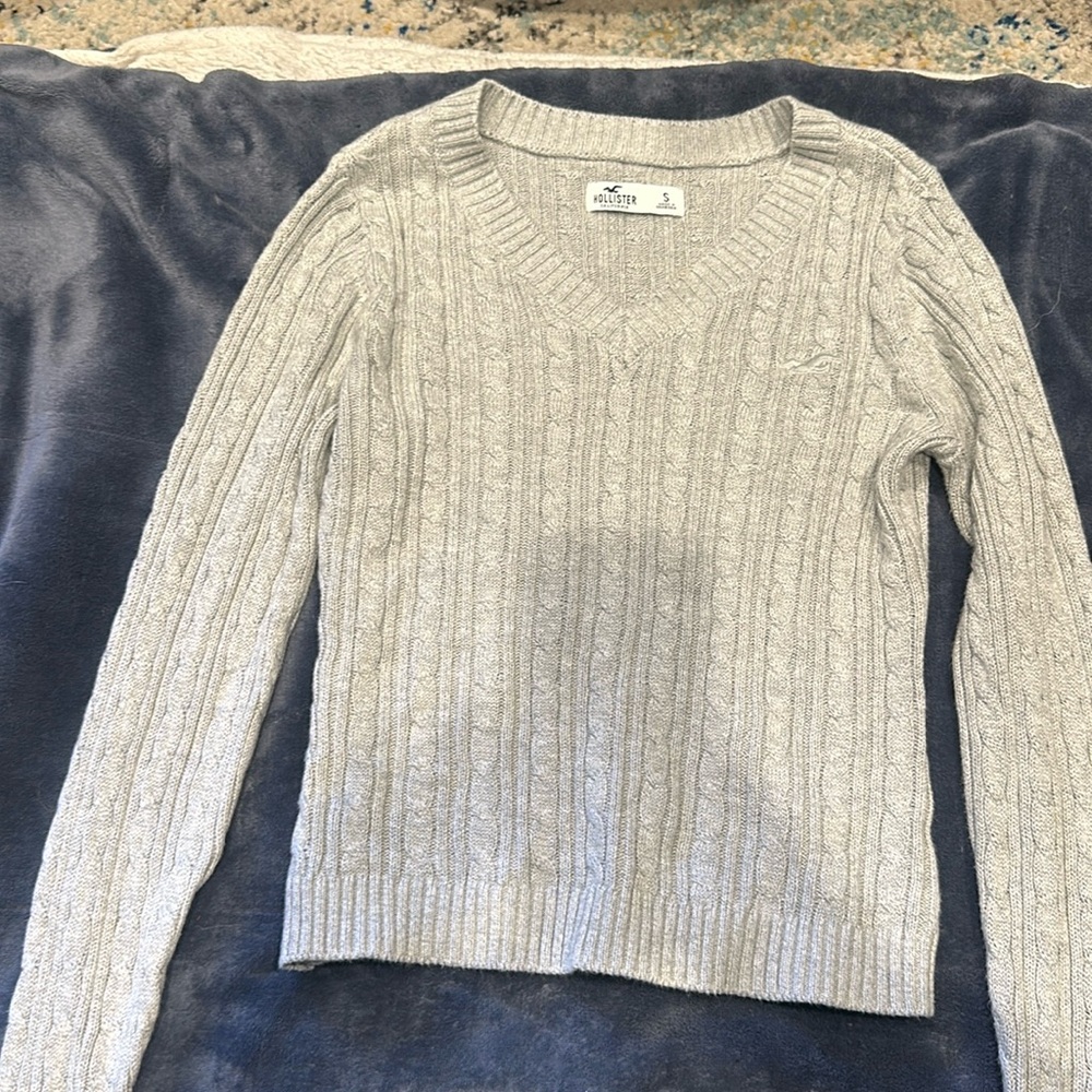 Hollister size small cable knit sweater. Never worn no tags. Gray.
